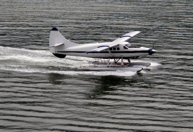 Wasserflugzeug startet von dem Wasser